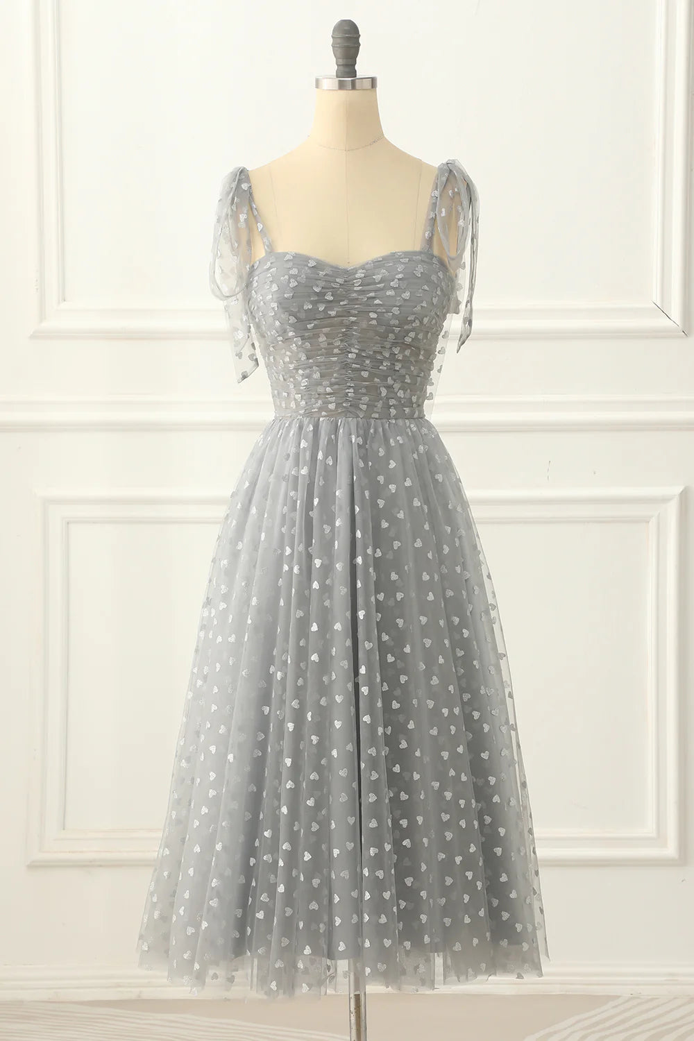 Robe de bal mi-longue grise en tulle avec cœurs